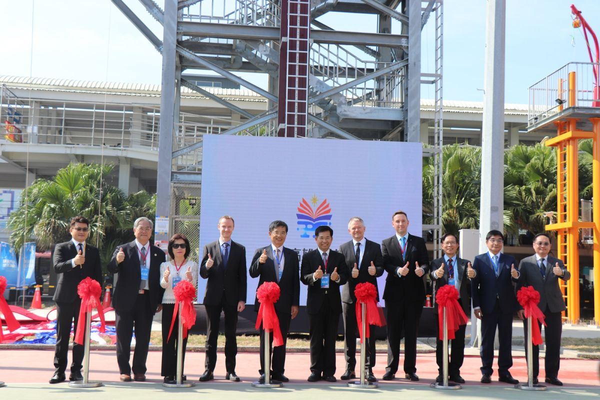 ▲國立高雄科技大學今（17）日於旗津校區舉行「離岸風電產業海事工程菁英訓練基地」啟用暨揭牌典禮。（圖／教育部提供）