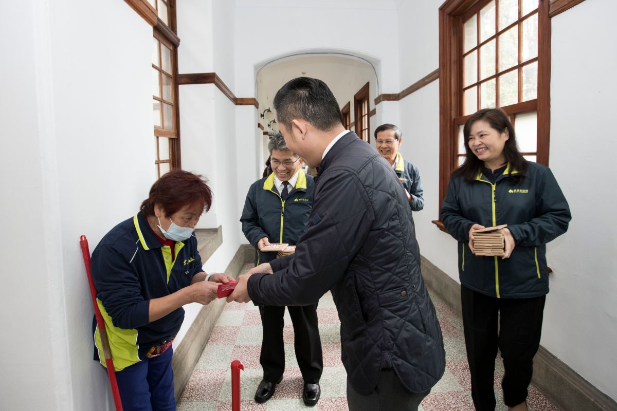 ▲新竹市政府今日宣布，明年1月1日起，平均每月總薪資低於3萬元的府內臨時人員，統一調薪700元，3年後每月總薪資達到3萬元。