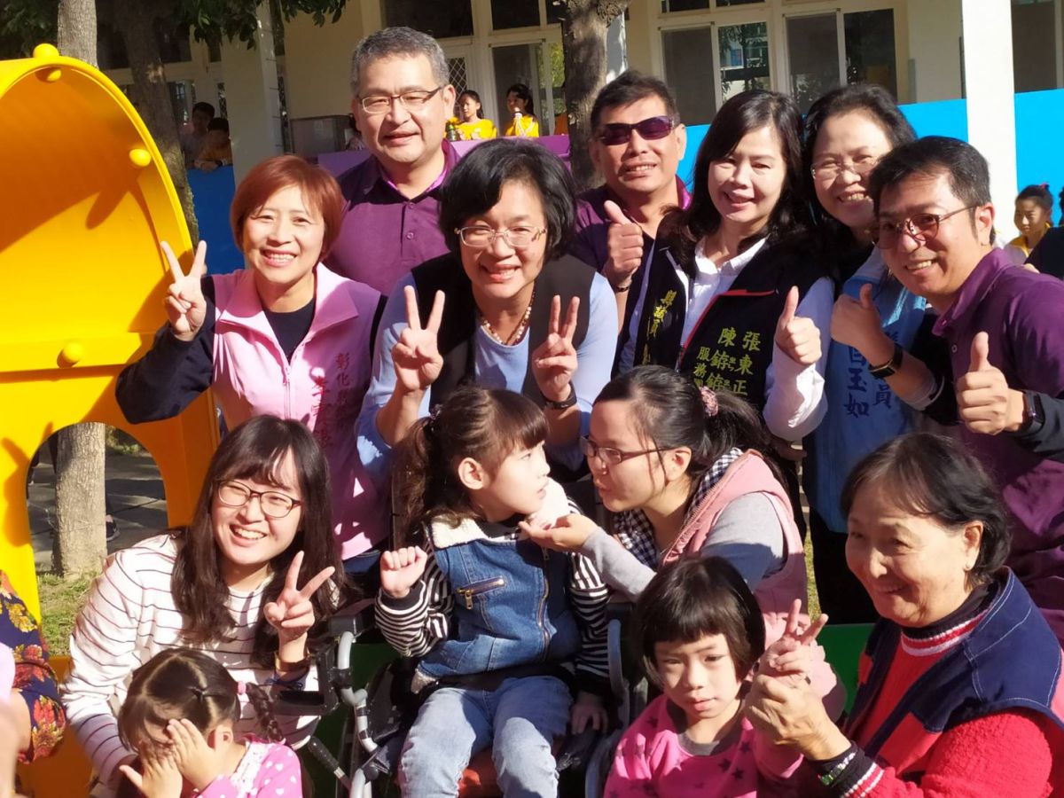 ▲彰化縣長王惠美開心與平和國小的小朋友們合影。（圖／記者葉靜美攝，2019.12.17）