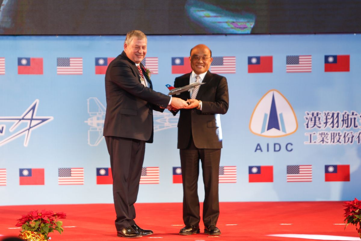 ▲行政院長蘇貞昌17日出席漢翔與洛馬簽訂合作意向書典禮。（圖／漢翔提供）