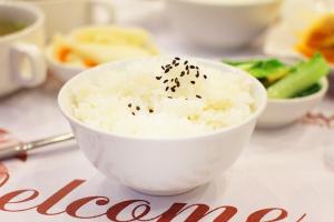 白飯 ▲有熱炒店老闆控訴,近期有誇張的客人趁著餐期忙碌時,將店內白飯整鍋打包帶走。(示意圖/取自pixabay)