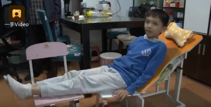 不用再趴著！陸2小學生發明「午睡神器」　課桌秒變躺椅
