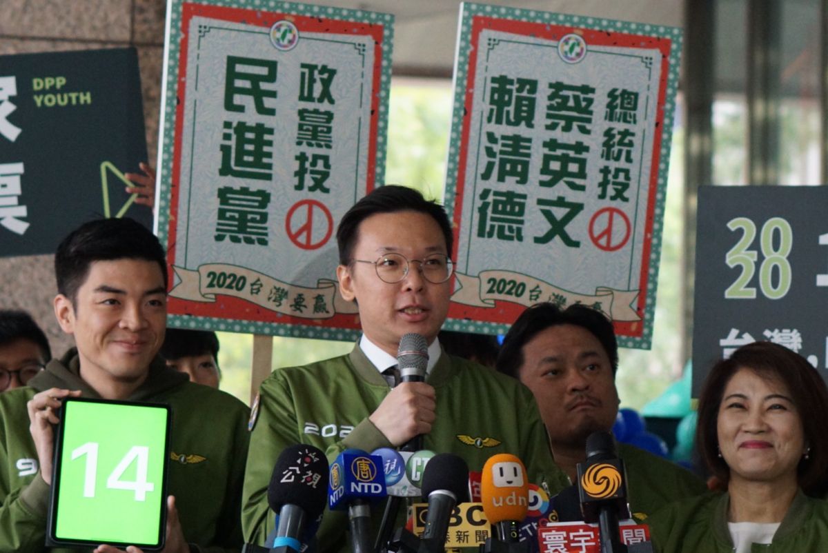 ▲民進黨副秘書長林飛帆代表民進黨到中選會進行政黨票號次抽籤。（圖／記者呂烱昌攝）