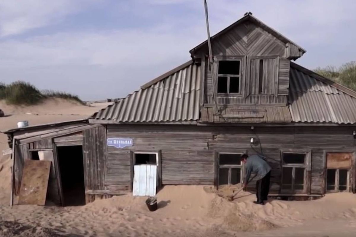 ▲俄羅斯北部偏遠小鎮「紹伊納」，多年前因大量捕撈導致臨近的海洋生態遭破壞，而逐漸成為 1 處只有沙土和廢棄漁船的半荒廢地區。（圖／翻攝自英國獨立報）