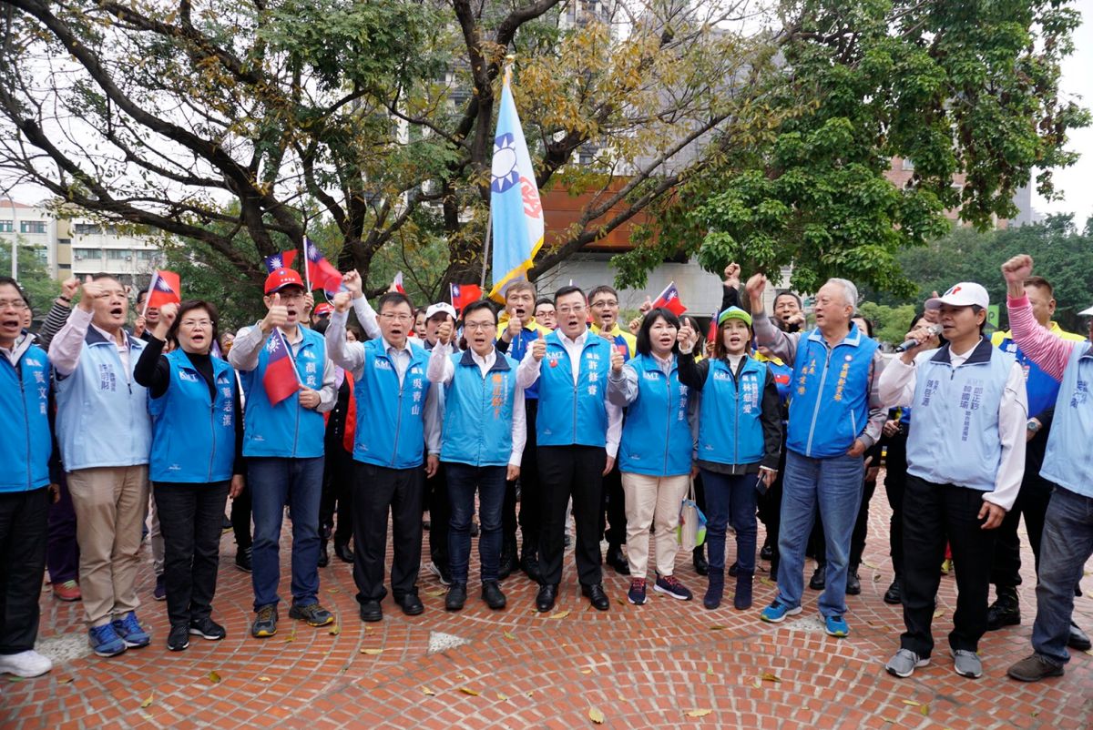 ▲竹市第10屆區域立委選舉今日進行號次抽籤，鄭正鈐抽到1號、鄭宏輝抽到2號。(圖/記者金祐妤攝，2019.12. 18)