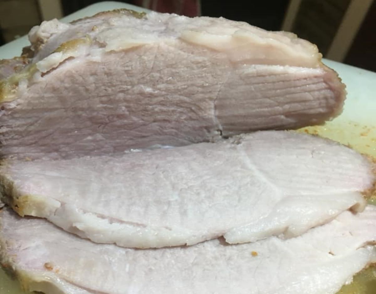 ▲澳洲 1 名男子，近日因在高溫車廂內實驗 10 小時把生豬肉成功烤熟，而在當地社交媒體上小有名氣。圖為男子實驗的豬肉切開。（圖／翻攝自 Stu Pengelly 臉書）
