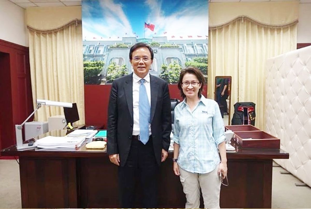 法務部政務次長蔡碧仲在臉書發文，呼籲花蓮民眾票投民進黨立委候選人蕭美琴，並貼出照片。（圖 / 翻攝蔡碧仲臉書）