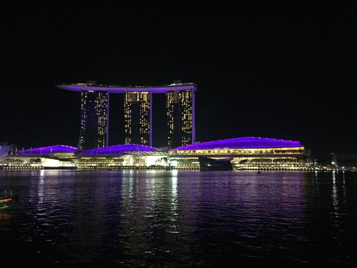 ▲新加坡的夜景跟當地的經濟發展數據一樣耀眼。（圖／高寶書版提供）
