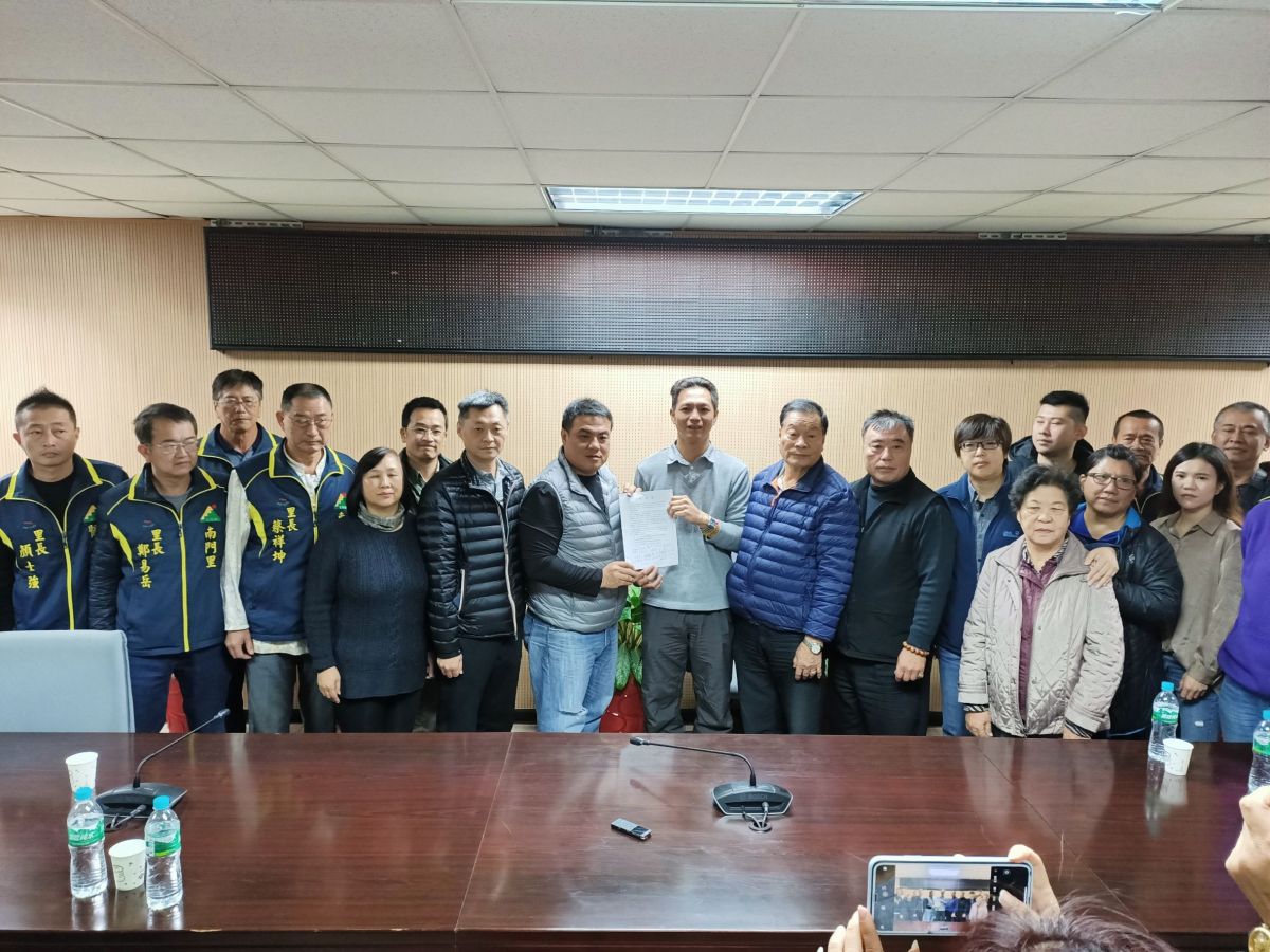 ▲金城鎮公所、代表會今與民眾前往議會遞交陳情書。（圖／金城鎮公所提供）