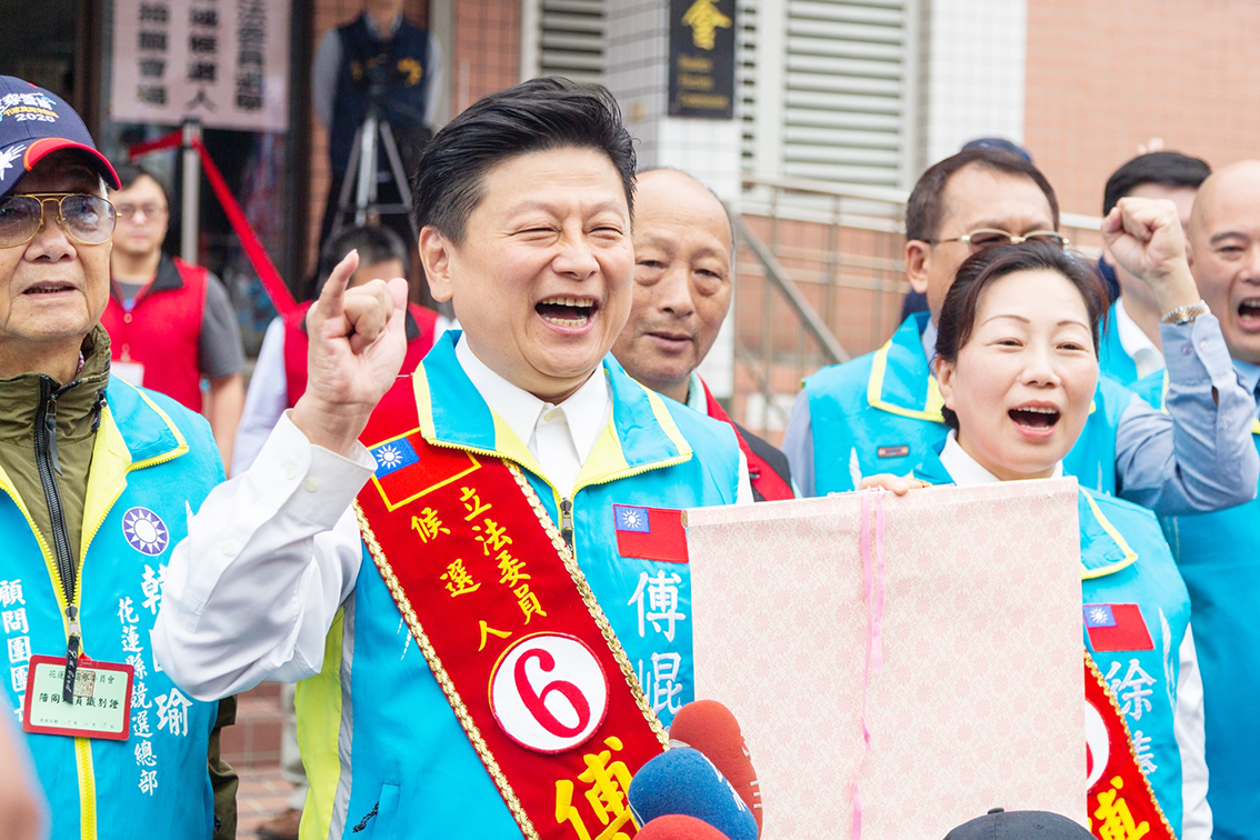 ▲無黨籍傅崐萁抽中6號，表示一切都是上天的安排。（圖／記者鄭志宏攝）