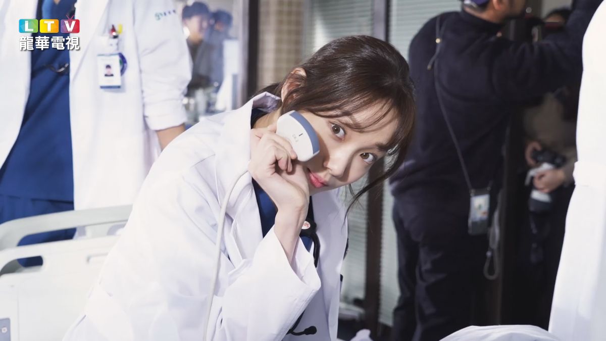 ▲李聖經二度穿上白袍。（圖／龍華電視）
