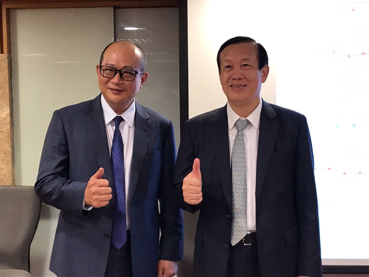 ▲全國商總理事長、鄉林集團董事長賴正鎰（右）與商總不動產委員會主委、中華民國不動產代銷公會全聯會理事謝坤成（左）。（圖／記者賴志昶攝）