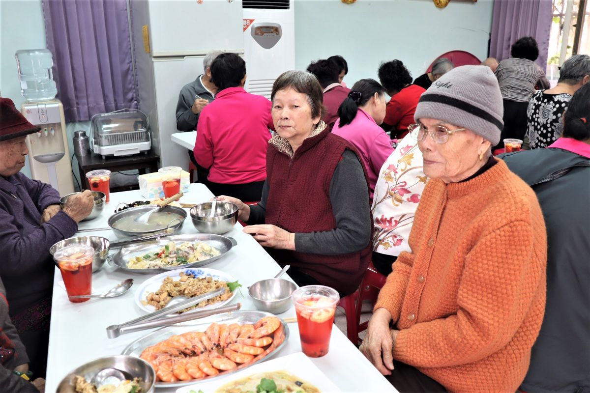 ▲馬公市烏崁里長餐共餐，首創五星級飯店行政主廚親自掌杓位老人家下廚，樂得這些7、80歲的老人家吃得笑哈哈。（圖／記者張塵攝，2019.12.18）