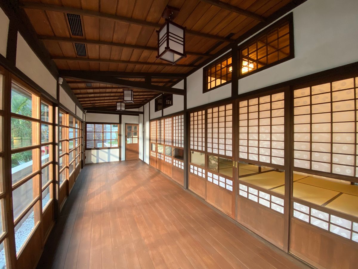 文化局指出，淡水日本警官宿舍位於新北市淡水區中正路12巷5號，興建於日治初期，當時是淡水郡役所警察課長的宿舍，二戰後由國民政府接收，仍繼續提供給當時的臺北縣政府警察局使用，做淡水警察分局分局長宿舍，總共歷經12位課長及5位分局長。