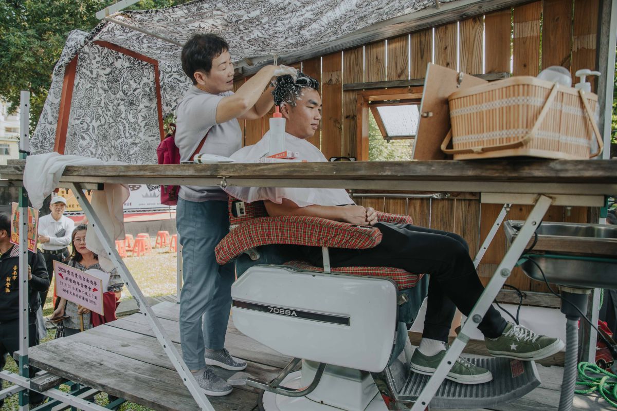 ▲獲選團隊華谷理容院特製的洗頭車，現場展現洗頭功力。（圖／台南市政府）