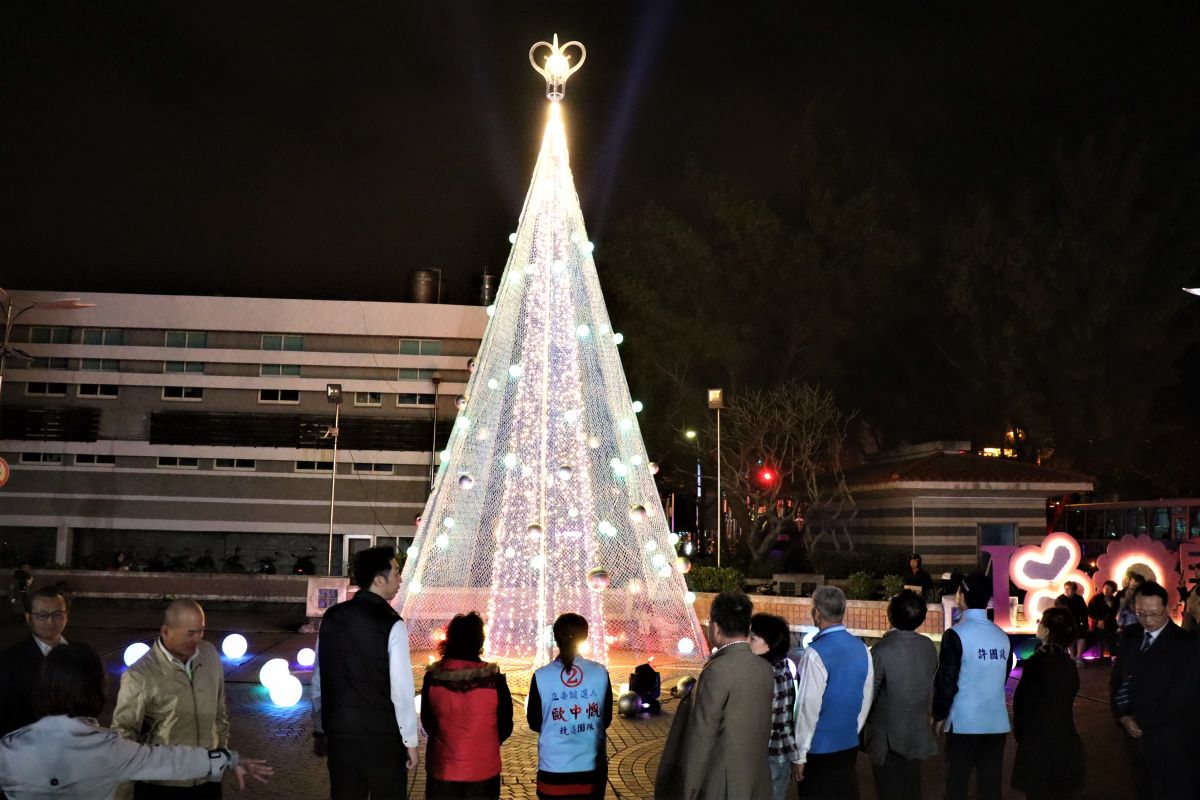 ▲澎湖縣政府特別製作全球第一座的「海廢耶誕燈」，以漁網、浮球作為製作素材，注入環保愛護地球新思維。（圖／記者張塵攝，2019.12.18）