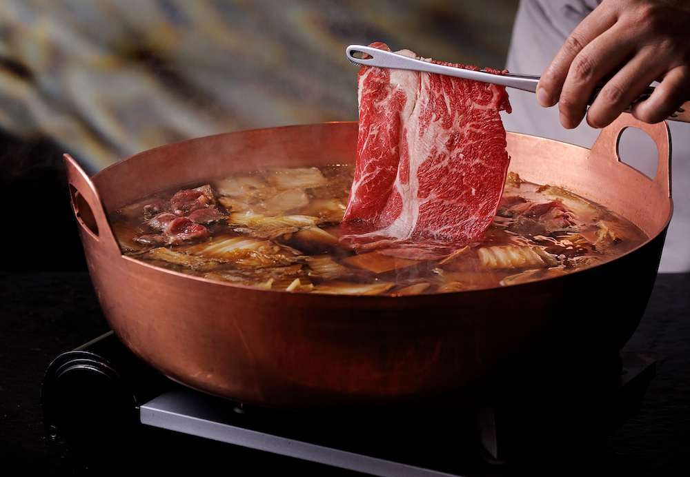 ▲知名日式料理吃到飽餐廳，因應歲末迎新氛圍，推出亞洲人氣鍋物，還有涮牛肉壽喜燒與日本國民美食關東煮。（圖／業者提供）