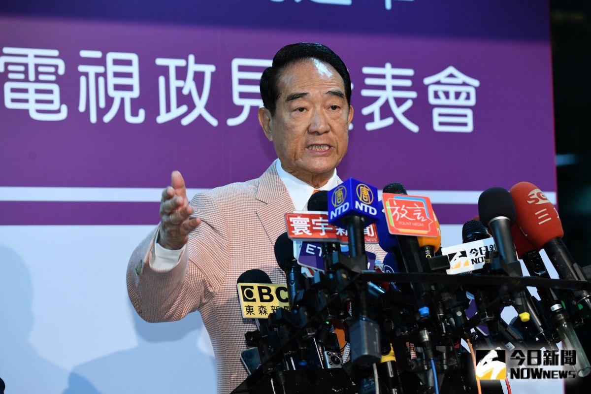 宋楚瑜參加第15屆總統候選人第一場政見發表會後接受媒體聯訪。（圖／記者林柏年攝 , 2019.12.18）