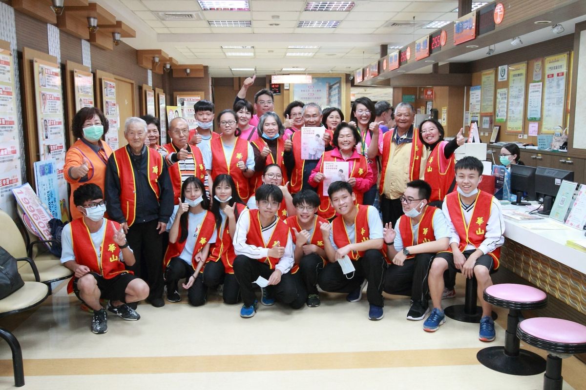 ▲員榮醫療體系、華山基金會、員林高中舉辦「孤獨老人 一日志工體驗」，讓獨老體驗當一日義工的樂趣。（圖／記者陳雅芳攝，2019.12.19）
