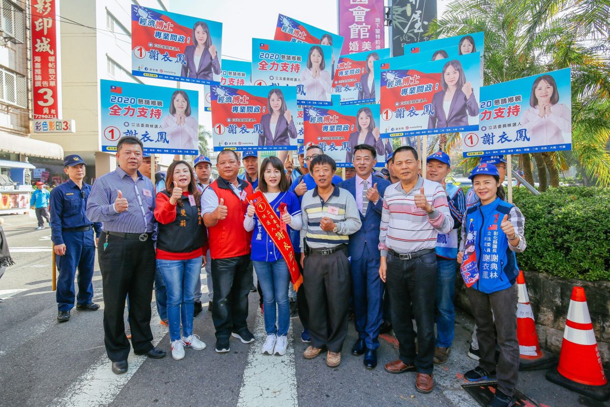 ▲謝衣鳳也特別感謝這5位家長願意陪同參加立委候選人的號次抽籤，並一起為偏鄉教育發聲。（圖／記者陳雅芳攝，2019.12.19）