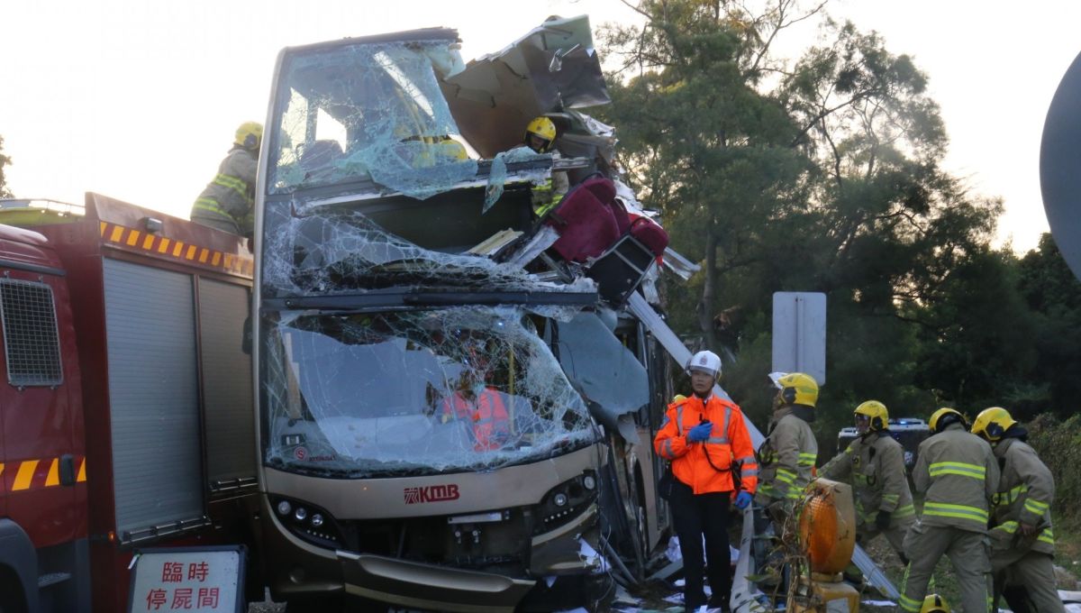 ▲發生車禍的雙層巴士車身嚴重損毀，死傷慘重，救援隊甚至在現場搭起臨時停屍間。（圖／翻攝自香港 01 ）