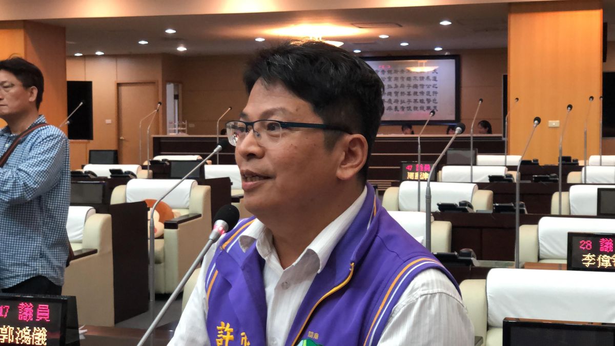 ▲前台南市教育產業工會理事長、現任市議員許又仁指出，長榮中學財務窘困，應深入追查經營不善及董事會失能。（圖／記者陳聖璋攝）