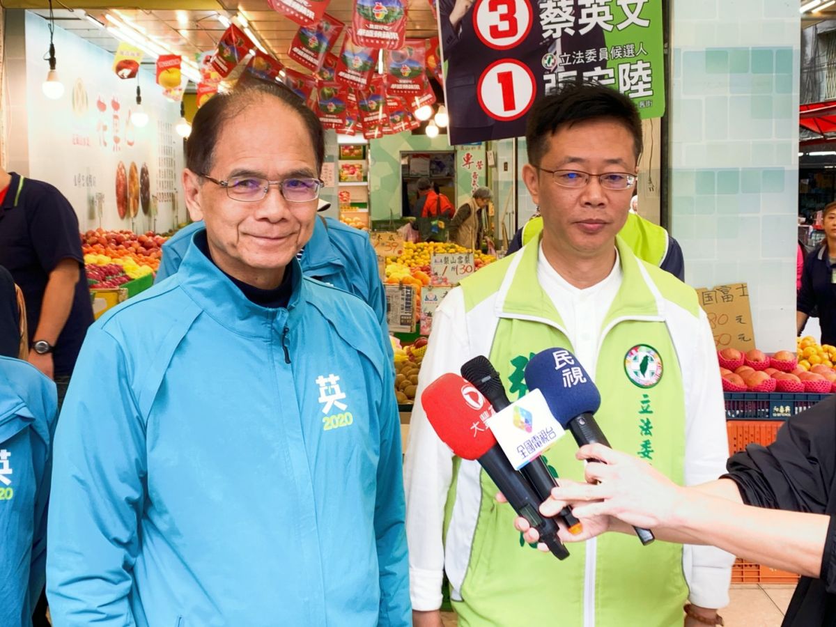 ▲前行政院長游錫堃今(19)早陪同民進黨新北市立委第六選區候選人張宏陸至幸德市場掃街。（圖／記者宋原彰攝，2019.12.19）