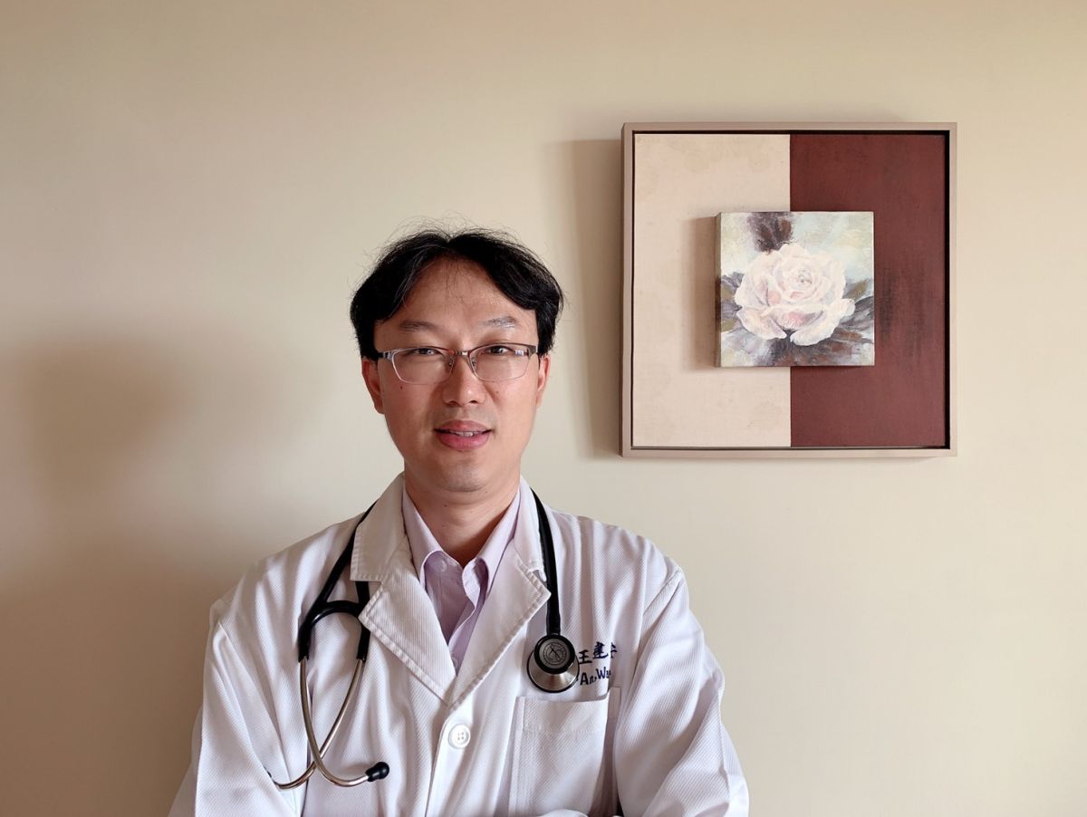 ▲王建安小兒科診所-王建安院長提醒，看到寶寶不停抓癢，小心是過敏的前兆！（圖／王建安醫師提供）