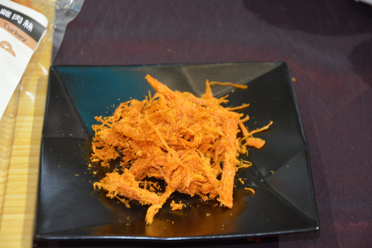 ▲為補足淡季需求而以加工方式，推出的火雞肉休閒食品，口感清爽細緻好配飯。（圖／記者郭政隆攝影2019.12.18）