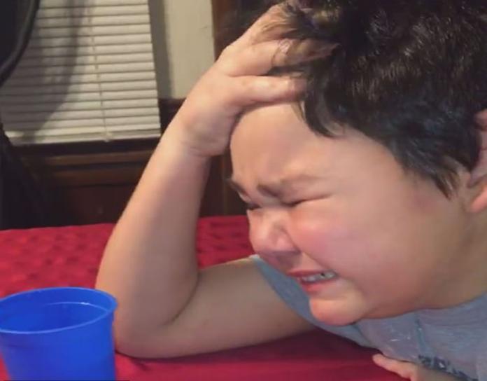 ▲美國 9 歲男童史蒂芬，經過 3 年多的治療，終於在日前服下最後 1 劑化療藥物，喜極而泣。（圖／擷取自 Ashley Cotter 臉書影片）
