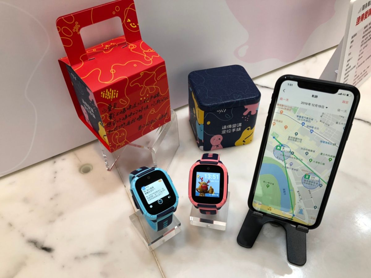 ▲遠傳愛講定位手錶具有定位、追蹤、視訊、警報等功能。（記者趙毓琪攝）