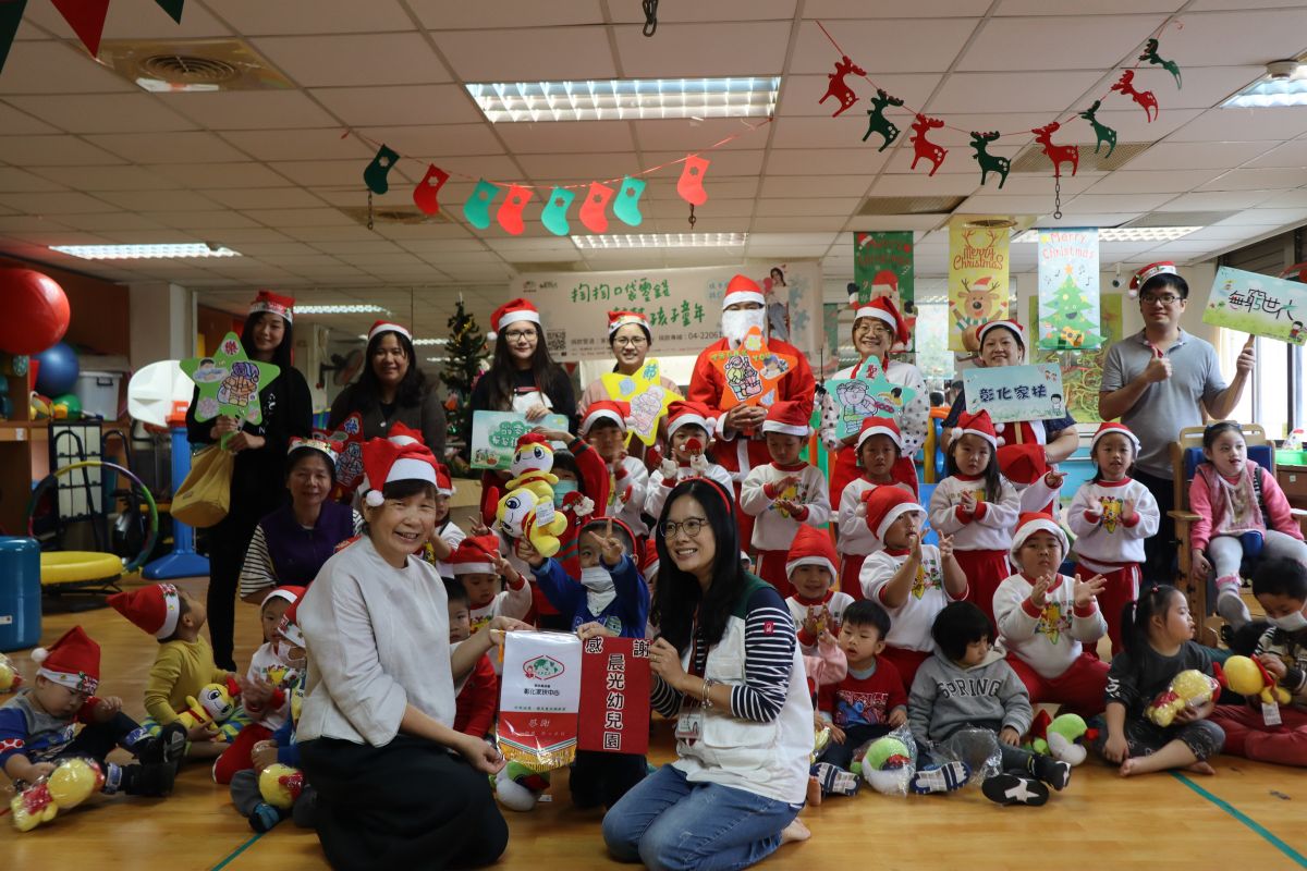 ▲晨光幼兒園的小朋友在園長黃秀森帶領下，到彰化家扶發展學園報佳音，與園區的孩子們一起過聖誕。（圖／記者葉靜美攝，2019.12.19）