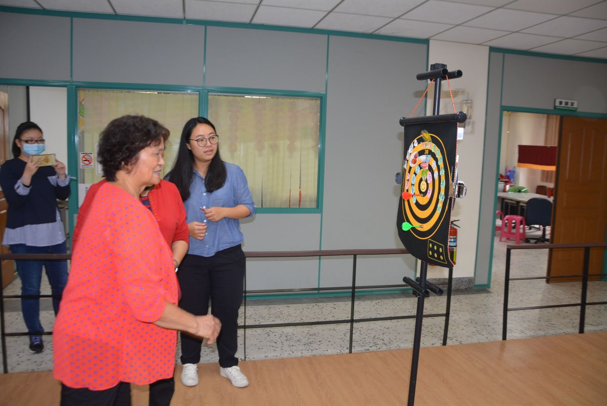 ▲聚精會神後，長輩射出飛鏢。（圖／記者郭政隆攝影2019.12.19）