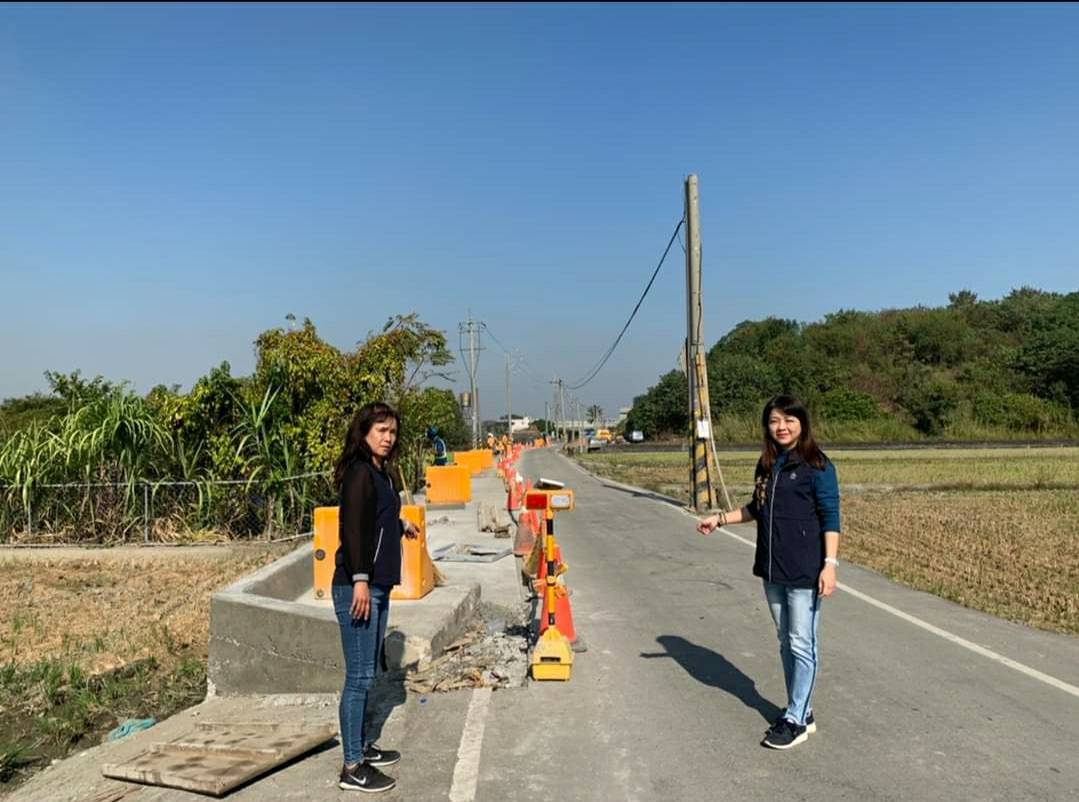 ▲進入烏日溪尾里慶光路路幅狹小，不小心車子掉到田裡，市府建設局藉路旁既有水利溝上方加蓋，增加會車空間。 (圖／擷取吳瓊華臉書2019.12.19)