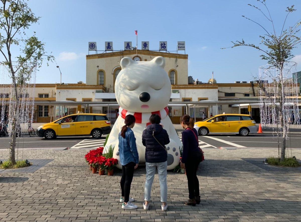 ▲「沉睡森林大白熊」每每吸引遊客佇足欣賞。（圖／記者陳惲朋攝）