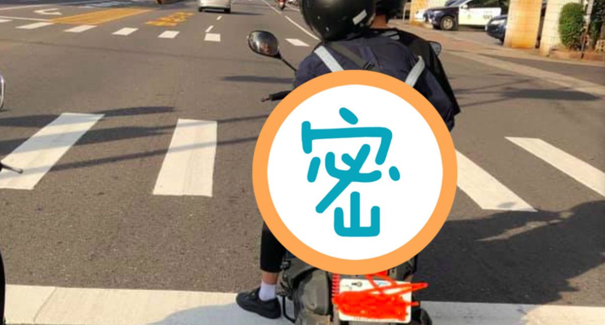 ▲網友分享路上遇到雙載的情侶坐姿。（圖／翻攝爆怨公社）