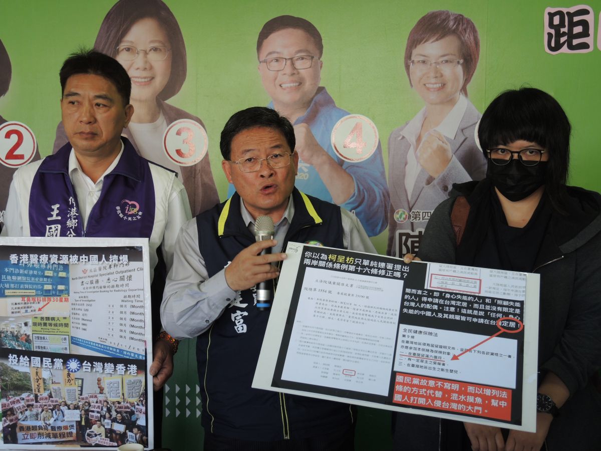 ▲民進黨彰化縣黨部會同台灣囝仔環島宣講團成員針對被國民黨抨擊的抹黑文宣提出反擊。（圖／記者陳雅芳攝，2019.12.19