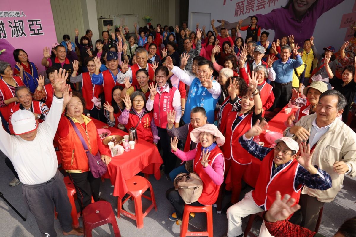 ▲斗六市39里及各社區理事長、幹部上百人，力挺老市長謝淑亞。（圖／記者蘇榮泉攝，2019.12.19）