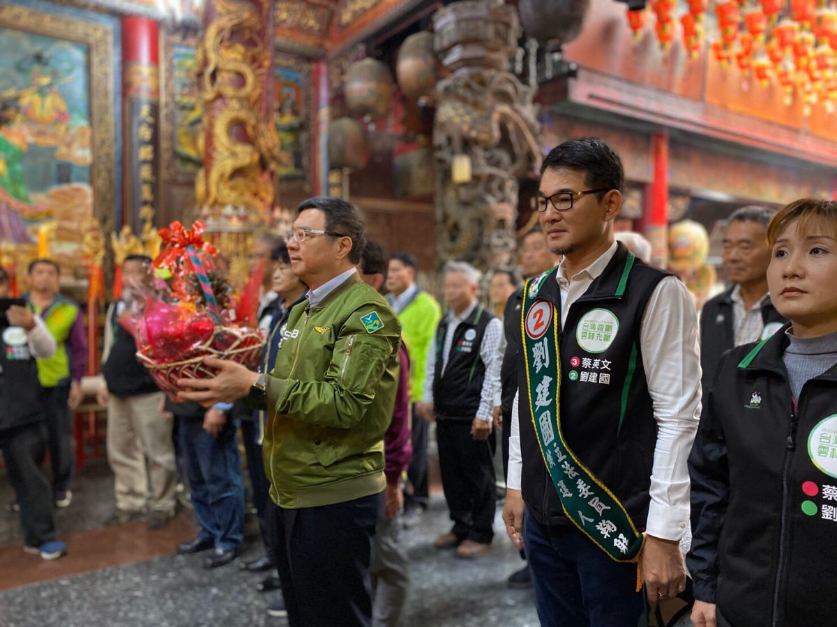 ▲民進黨主席卓榮泰陪同民進黨山線立委候選人劉建國拜訪宮廟。（圖／記者蘇榮泉攝，2019.12.19）