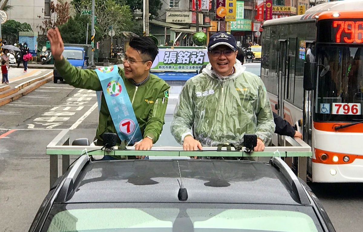 ▲黨主席卓榮泰今（19）日來到新北市新店區，陪同立委候選人張銘祐掃街。（圖／張銘祐辦公室提供）