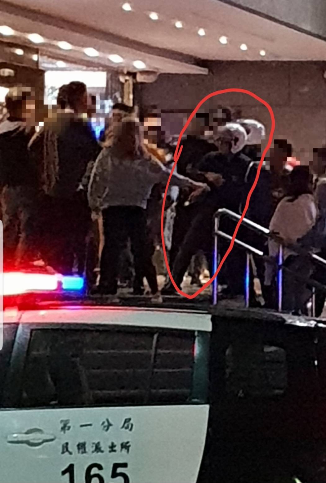 ▲兩名員警努力地隔開衝突的酒客（圖／民眾提供）