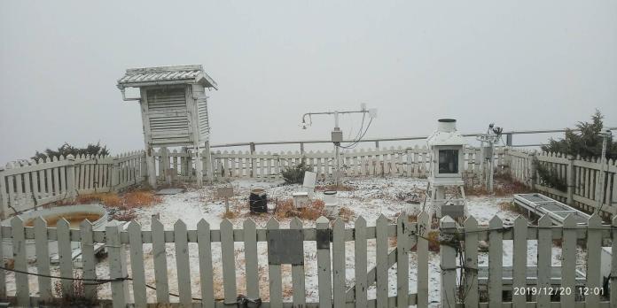 ▲玉山氣象站於 11:25 雨夾雪。（圖／氣象局）