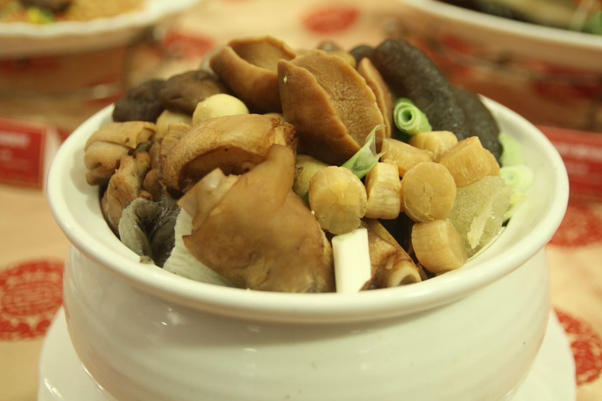 ▲「海味佛跳牆」搭配高檔智利鮑魚肉質厚身彈牙的特色，文火慢煨，熬製出鮮味濃的絕美滋味。（圖／記者鄭志宏攝）