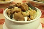 飯店推港式年菜喜迎金鼠年 讓年節充滿港味▲「海味佛跳牆」搭配高檔智利鮑魚肉質厚身彈牙的特色,文火慢煨,熬製出鮮味濃的絕美滋味。(圖/記者鄭志宏攝) ▲好的佛跳牆吃得到山珍海味,但貪小便宜買過於低廉的佛跳牆,可能會喝到芋頭排骨湯。(圖/記者鄭志宏攝)