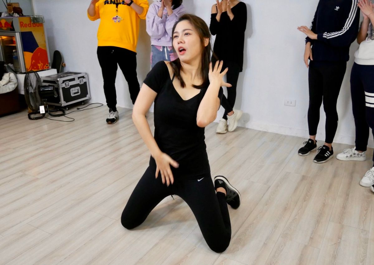 ▲白家綺性感自摸。（圖／民視）