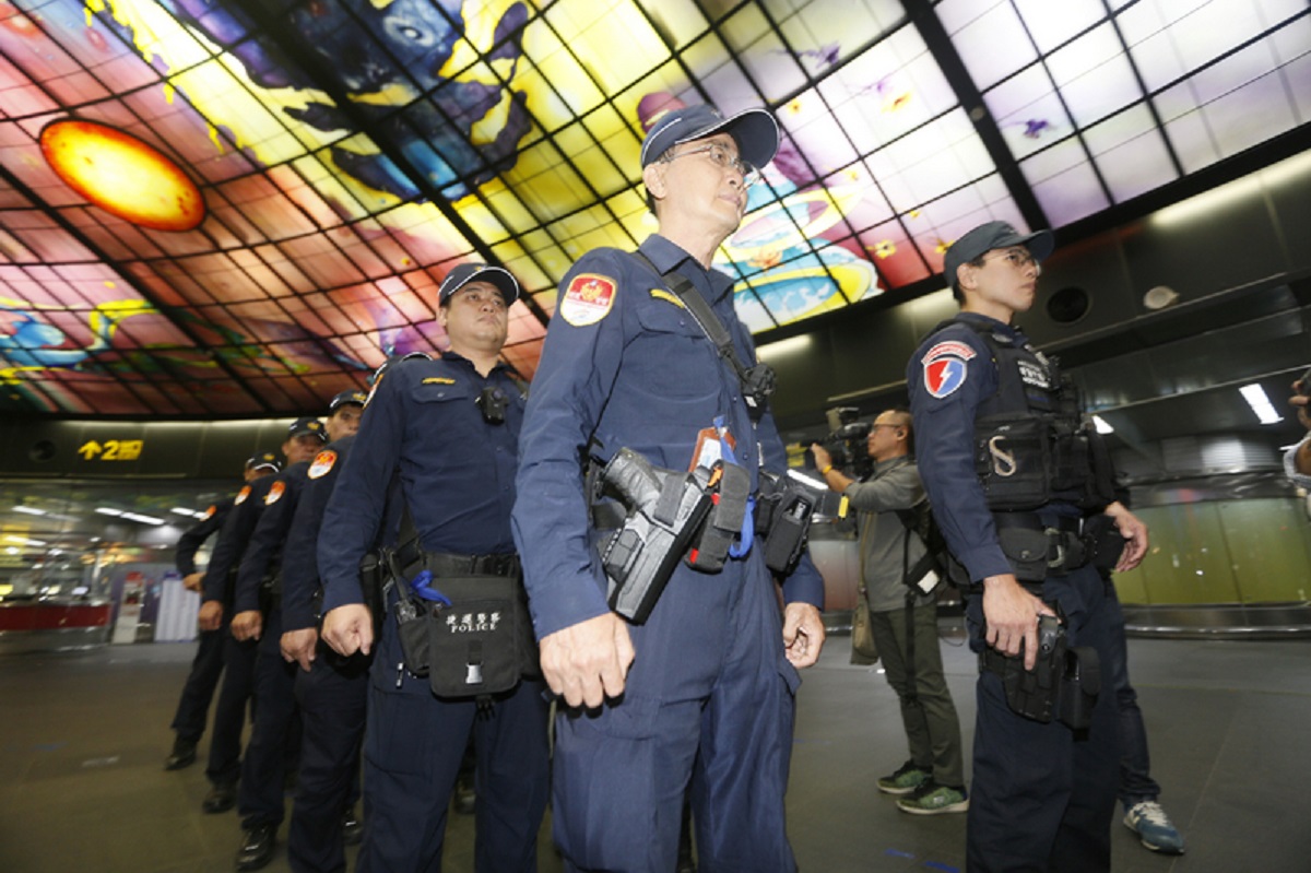 ▲周六（21日）罷韓、挺韓兩派都在高雄發起大遊行，路線相當接近，高雄市警局更是如臨深淵，警方除派出近3000名警力外，快打部隊也將隨遊行隊伍隨時待命，呼籲民眾不要有挑釁行為。(圖／Nownews資料照片)