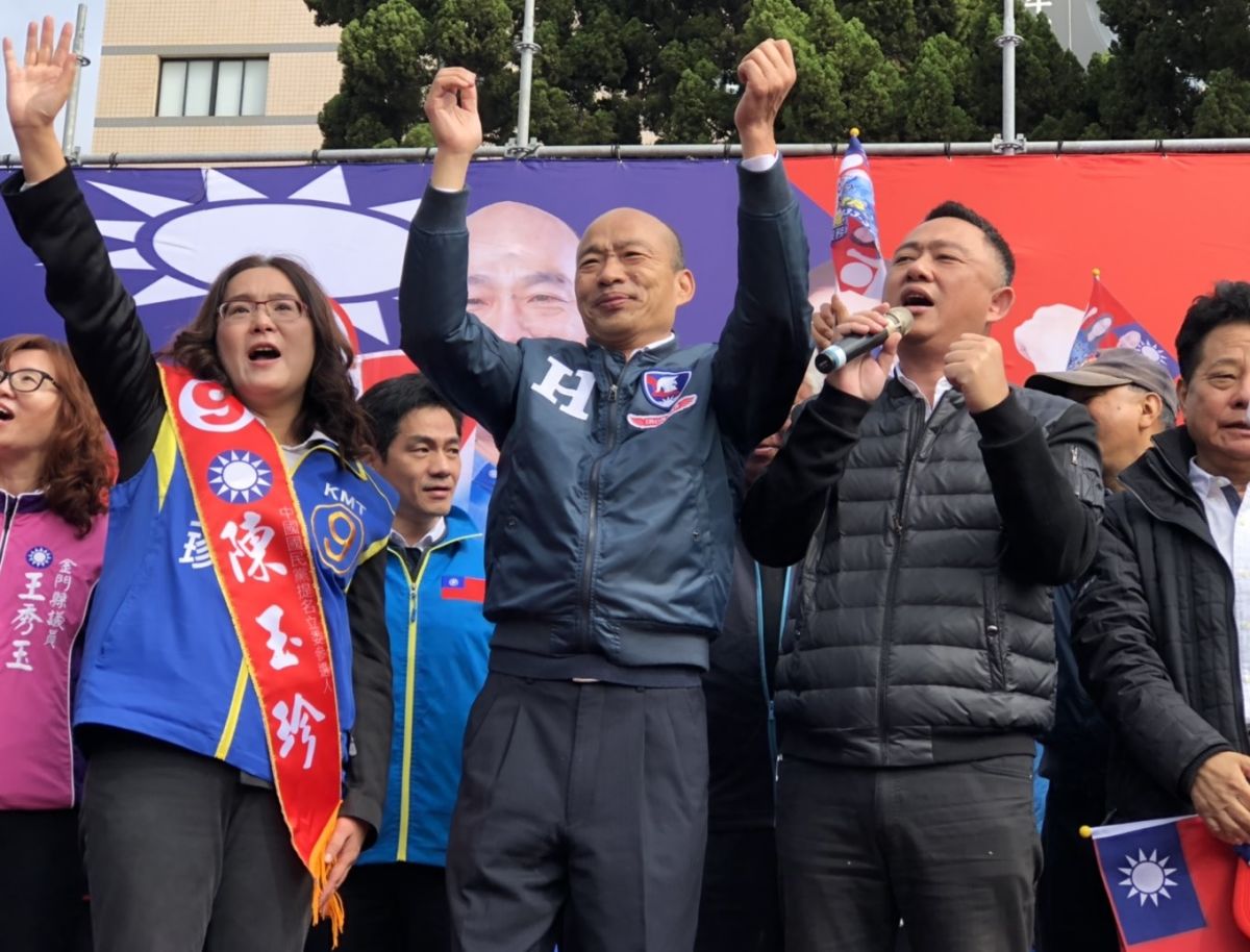 ▲韓國瑜(中)今天前進金門造勢，與黨籍立委陳玉珍(左)、縣長楊鎮浯(右)
合體，為聯合競選總部成立站台。（圖／蔡若喬攝, 2019.12.20）