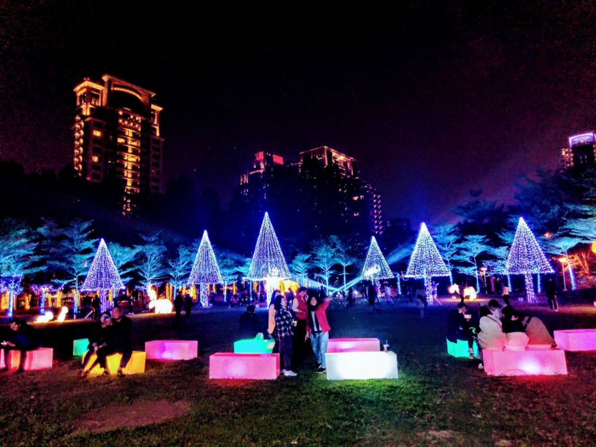 ▲2020台灣燈會副展區(21)日將在文心森林公園登場，是台灣燈會史上最長展期，橫跨耶誕、元旦跨年、農暦新年、元宵、情人節等重要假日，並以「童趣樂園」為主題，將戽斗星球動物放大版花燈，有超萌大象、企鵝、北極熊、馴鹿等海陸動物現身公園各處，白天拍俏皮可愛，夜晚璀璨的耶誕燈飾搭配萌萌動物，彷彿是夜光版樂園。（圖/記者柳榮俊翻攝）