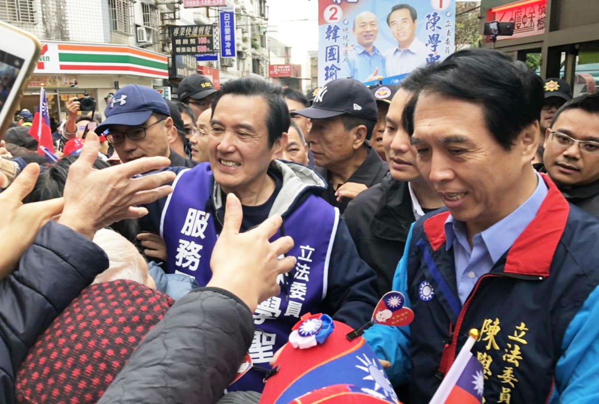 
▲馬英九上午陪同陳學聖掃街，受到民眾簇擁歡迎。（圖／記者李春台攝, 2019.12.20）