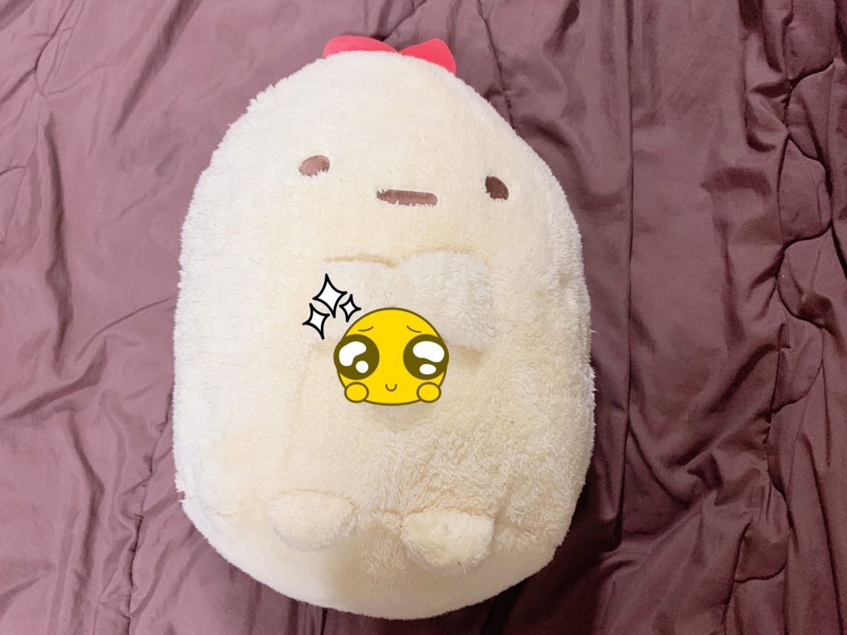 怕冷的鼠寶就這樣把自己塞進炸蝦娃娃的手手，不注意看還以為是一組的呢！（圖／Twitter@hamusutachannel）